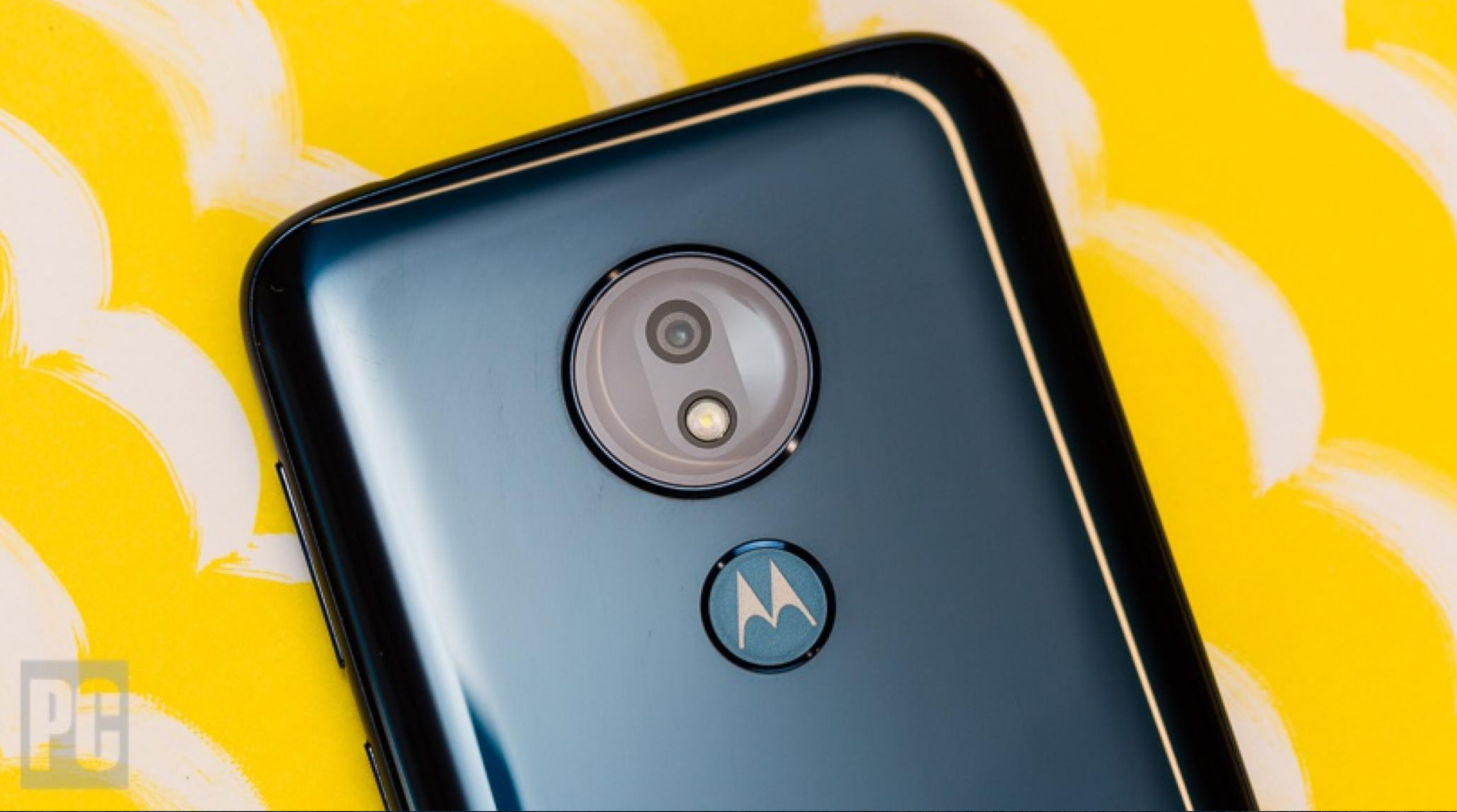 صورة مقربة لمكدس كاميرا دائري على Moto G7 Power