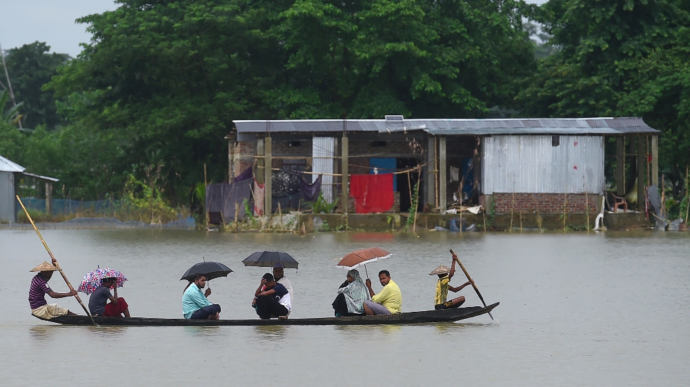 بنغلاديش - الهند - نيبال - الطقس - الفيضانات يركب الناس على متن قارب عبر المياه التي غمرتها المياه في سونامجونج في 14 يوليو 2020. وقد تضرر ما يقرب من أربعة ملايين شخص من الفيضانات الموسمية في جنوب آسيا