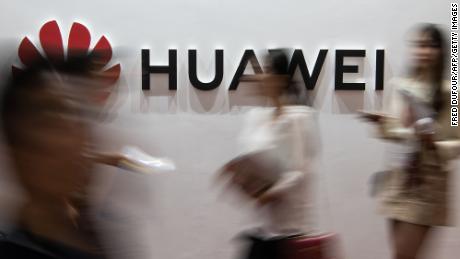 المملكة المتحدة تحظر Huawei من شبكة 5G الخاصة بها بشكل سريع