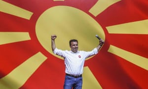 زوران زئيف يحيي أنصاره خلال تجمع انتخابي في سكوبيه.