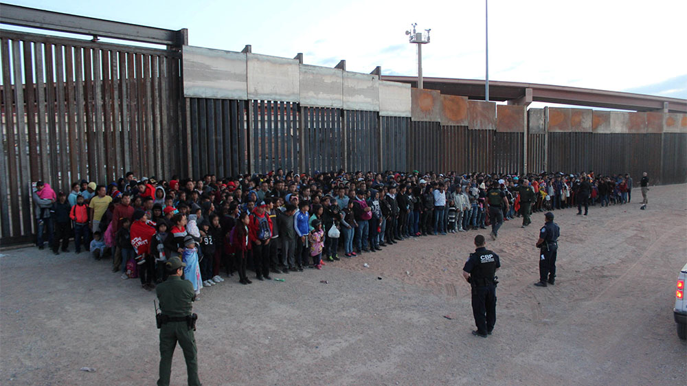 تحتجز وكالة الجمارك وحماية الحدود مجموعة كبيرة من المهاجرين