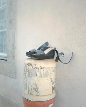أحذية مهجورة في ألفاما ، لشبونة.