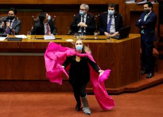 عضو الكونغرس يرقص بغطاء أرجواني