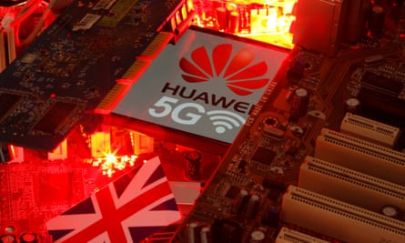 العلم البريطاني وهاتف ذكي يحمل شعار شبكة Huawei و 5 G على اللوحة الأم للكمبيوتر الشخصي.