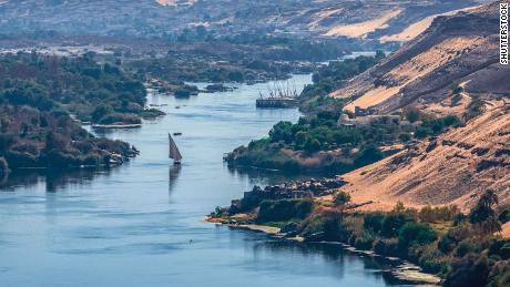 يتدفق النيل - الذي يظهر هنا في أسوان في مصر - لأكثر من 4100 ميل ، عبر 11 دولة ، ويخرج إلى البحر الأبيض المتوسط. 