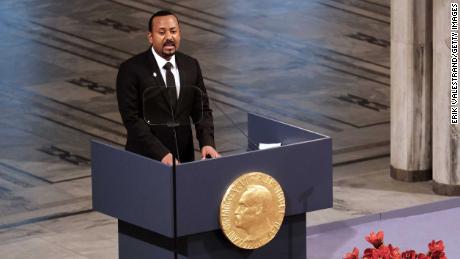 حصل رئيس الوزراء الإثيوبي أبي أحمد علي على جائزة نوبل للسلام لعام 2019 لعمله في حل الصراع الطويل بين البلاد وإريتريا المجاورة.