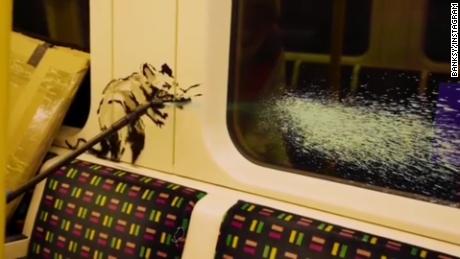 تمت إزالة أحدث أعمال بانكسي الفنية حول الوباء من مترو أنفاق لندن