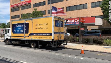 تم توصيل اللوحات بالشاحنات إلى مركز Interfaith الطبي في بروكلين.