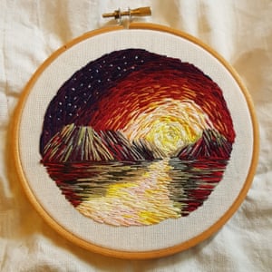 لويز ديفيدسون:[Embroidery] أخذ الكثير من القلق وأعطاني شيئًا مريحًا للتركيز عليه. 