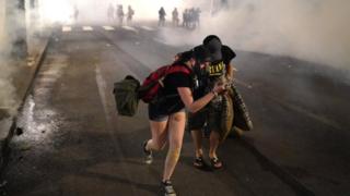 فر متظاهران من خلال الغاز المسيل للدموع بعد أن فرّق ضباط اتحاديون حشدًا من حوالي ألف شخص في محكمة في بورتلاند ، 21 يوليو 2020