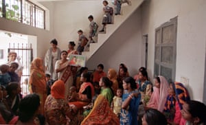 اجتماع لتنظيم الأسرة للنساء في منطقة سانجام فيهار ذات الكثافة السكانية العالية في دلهي.