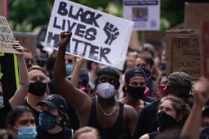 احتجاج لدعم مسألة حياة السود في نيويورك في يونيو. استغل ترامب الاحتجاج بمحاولته تأجيج انقسامات 