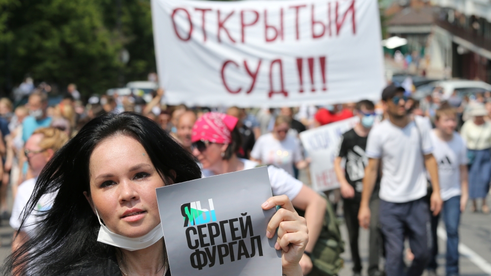 أناس يشاركون في مسيرة لدعم الحاكم الموقوف سيرغي فورغال في خاباروفسك