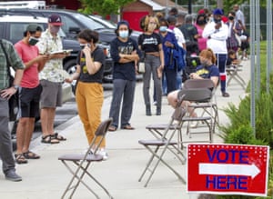ينتظر الناخبون في خط امتد حول مكتبة متروبوليتان في أتلانتا ، جورجيا في 9 يونيو.