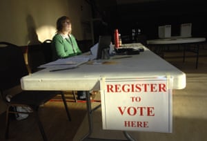 تنتظر سو راندل الناخبين للتسجيل في مكان اقتراع في نورمال ، إلينوي في 17 مارس.