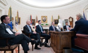 التقى دونالد ترامب وكبار موظفي البيت الأبيض مع مارك زوكربيرج في المكتب البيضاوي في سبتمبر من العام الماضي.
