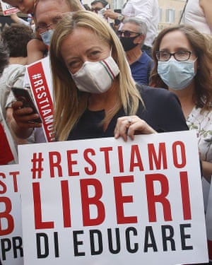جورجيو ميلوني يرتدي ماك في احتجاج على قانون زان في روما في 16 يوليو.
