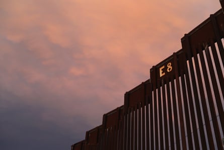 يظهر السياج الحدودي بين الولايات المتحدة والمكسيك عند غروب الشمس في 22 يوليو 2018 في نوغاليس ، أريزونا.