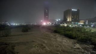 منظر عام لنهر سانتا كاتارينا خلال العاصفة حنا في مونتيري ، المكسيك ، 26 يوليو 2020