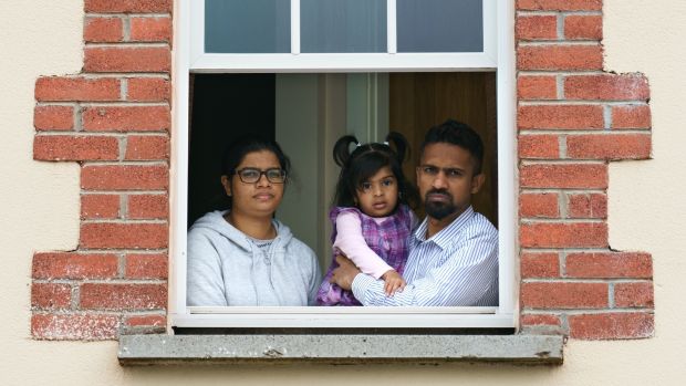 طالبي اللجوء أزوار وسفرا فوارد من سريلانكا مع ابنتهما مريم (3 سنوات) في Cahersiveen ، Co Kerry.  الصورة: Fran Veale / The Irish Daily Mail (يجب الائتمان)