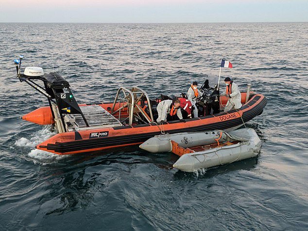 طالب قارب مكون من 30 مهاجرًا يحتوي على ستة أطفال واثنين من البالغين من ذوي الإعاقات الجسدية بالمساعدة بالقرب من هارديلوت قبل الخامسة صباحًا بقليل