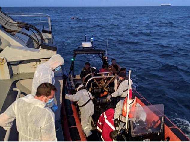 تم القبض على مجموعة من 30 مهاجرًا بواسطة زورق قطر في أعماق البحار RIAS Abeille Languedoc وعادوا إلى شرطة الحدود في ميناء كاليه في الساعة 9:30 صباحًا