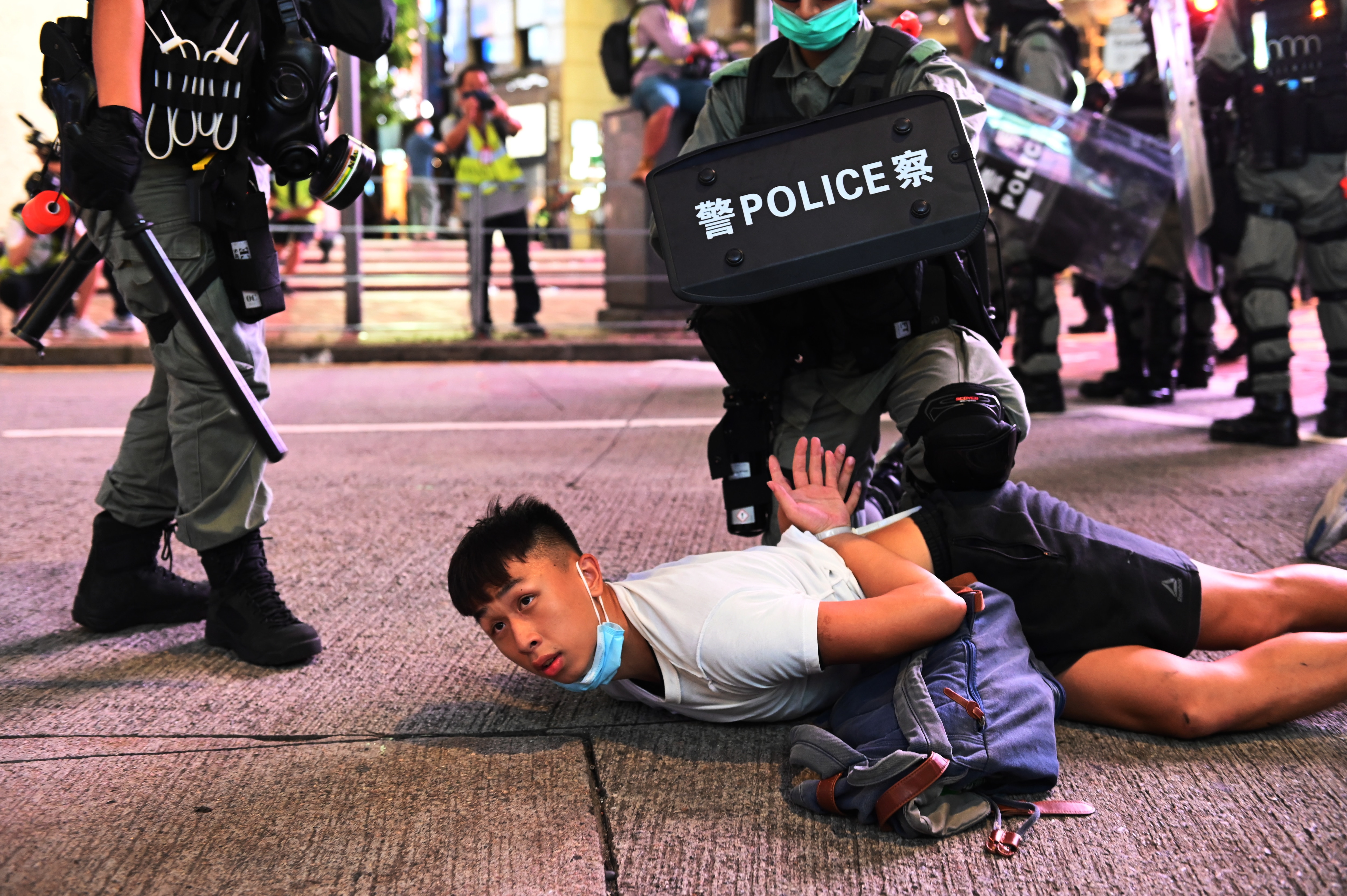 ضباط الشرطة يحتجزون متظاهرا خلال مسيرة ضد قانون الأمن القومي الجديد في 1 يوليو في هونغ كونغ.