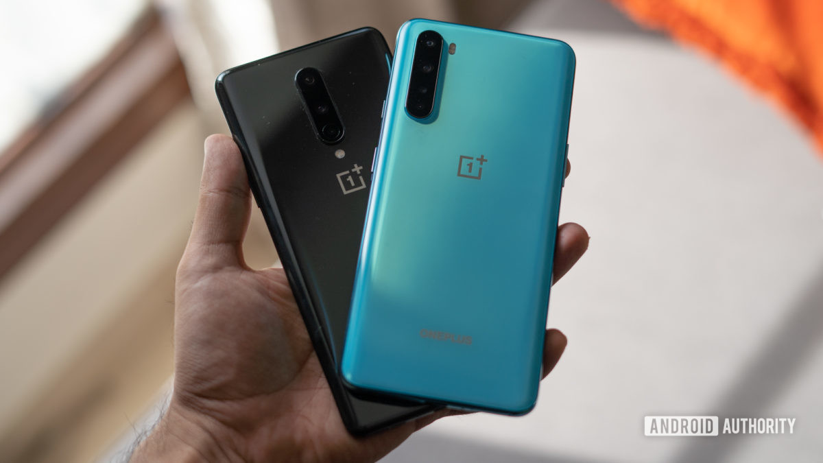 OnePlus Nord مقابل OnePlus 8 اللوحة الخلفية في متناول اليد