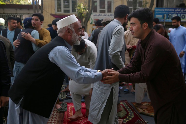 المسلمون الأفغان يحيون بعضهم البعض بعد صلاة عيد الأضحى في كابول ، أفغانستان ، الجمعة ، 31 يوليو ، 2020. خلال عيد الأضحى ، أو عيد التضحية ، يذبح المسلمون الأغنام أو الماشية ويوزعون أجزاء من اللحوم على الفقراء .  (AP Photo / رحمة جول)