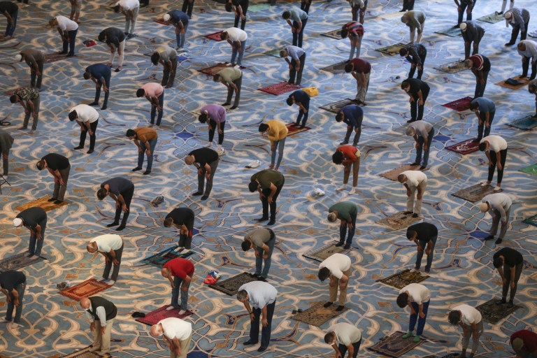 اسطنبول ، تركيا - 31 تموز (يوليو): يؤدي الناس صلاة عيد الأضحى مع الحفاظ على المسافة الاجتماعية بسبب وباء فيروسات التاجية (Covid-19) في مسجد Camlica في اسطنبول ، تركيا في 31 يوليو 2020. (صورة من Serhat Cagdas / Anadolu Agency عبر Getty صور)