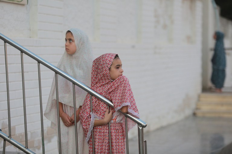 مدينة غزة ، غزة - 31 يوليو: وصول فلسطينيين لأداء صلاة عيد الأضحى في مسجد فلسطين بمدينة غزة ، غزة ، 31 يوليو ، 2020. (تصوير مصطفى حسونة / وكالة الأناضول عبر Getty Images)