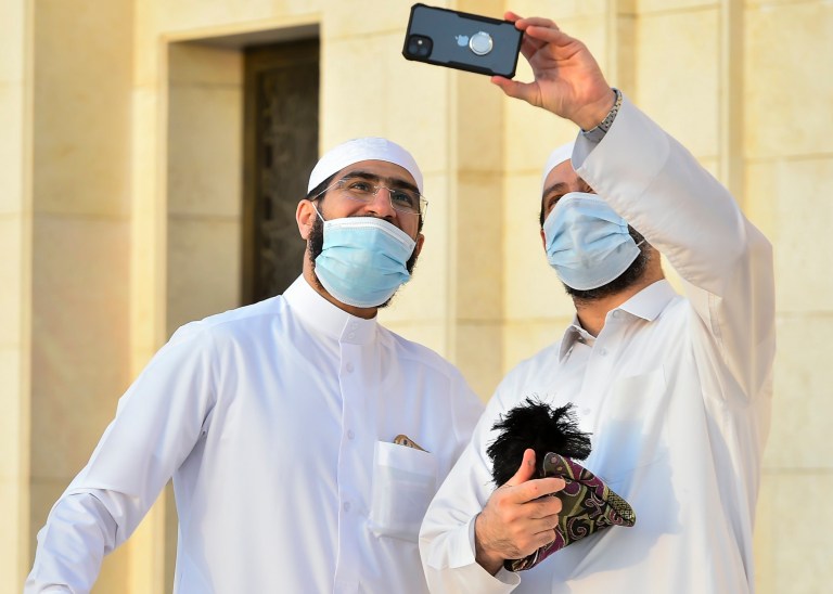 epa08575948 رجلين يقفان لالتقاط صورة بعد أداء صلاة عيد الأضحى في مسجد علي بن علي في الدوحة ، قطر ، 31 يوليو 2020. عيد الأضحى هو أقدس العطل التي يحتفل بها المسلمون كل عام ، ويمثل المسلم السنوي الحج (الحج) لزيارة مكة المكرمة أقدس مكان في الإسلام.  المسلمون يذبحون حيوان الأضحية ويقسمون اللحم إلى ثلاثة أجزاء ، واحد للعائلة ، واحد للأصدقاء والأقارب ، والآخر للفقراء والمحتاجين.  وكالة حماية البيئة / نوشاد ثقايل