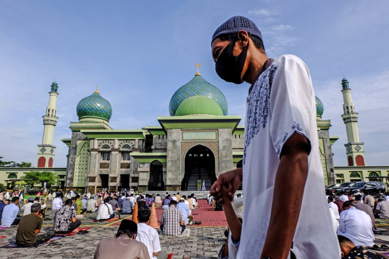 بيكانبارو ، إندونيسيا - 31 يوليو 2020: يؤدي المسلمون في إندونيسيا صلاة عيد الأضحى باستخدام أقنعة الوجه والحفاظ على المسافة الجسدية وسط تفشي فيروس كورونا (COVID-19) في مسجد النور الكبير في بيكانبارو ، مقاطعة رياو ، إندونيسيا في 31 يوليو ، 2020. (تصوير ديدي سوتيسنا / وكالة الأناضول عبر Getty Images)