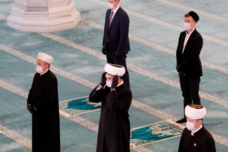 رجال دين يرتدون أقنعة وجه يحضرون صلاة بمناسبة الاحتفال بعيد الأضحى ، وسط تفشي مرض التاجي (COVID-19) ، في مسجد موسكو الكبير في روسيا في 31 يوليو 2020. رويترز / شامل زوماتوف