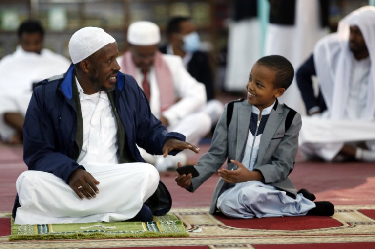 أديس أبابا ، إثيوبيا - 31 يوليو: المسلمون الإثيوبيون يؤدون صلاة عيد الأضحى في جامع أنور الكبير في أديس أبابا ، إثيوبيا في 31 يوليو 2020. (تصوير Minasse Wondimu Hailu / Anadolu Agency via Getty Images)