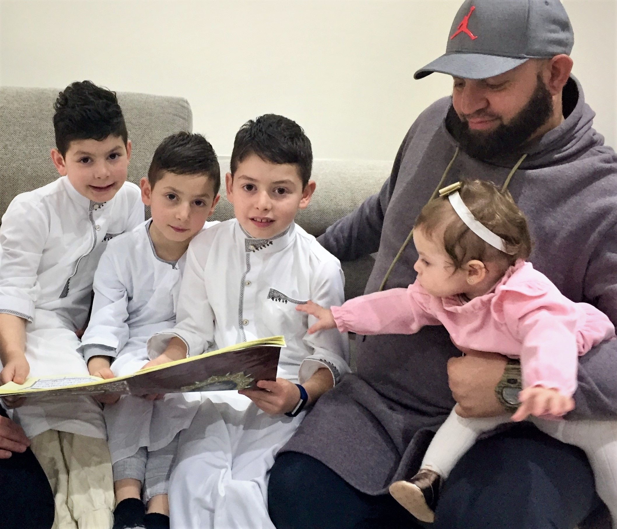 يقوم فؤاد وريم علم الدين بتربية أطفالهما في العقيدة الإسلامية.