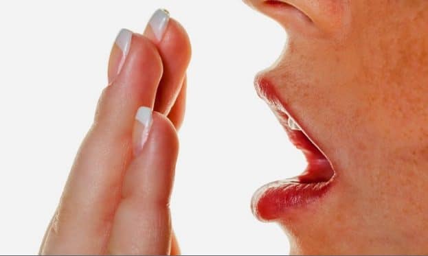 أسباب رائحة الفم الكريهة وطرق العلاج