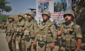 يصطف الجنود الأذربيجانيون قبل أن يقوموا بدورية