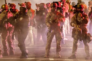أطلقت الشرطة الفيدرالية بموجب أوامر دونالد ترامب الغاز المسيل للدموع بعد مظاهرة في بورتلاند ، أوريغون ، يوم الخميس.