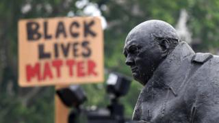 تمثال تشرشل في ساحة البرلمان مع علامة حياة سوداء