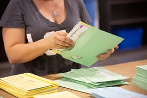 عامل يتحقق من بطاقات الاقتراع في منشأة في فينيكس ، أريزونا.