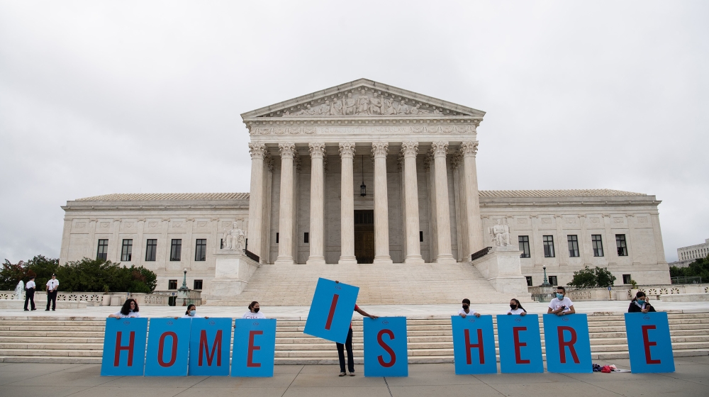 ناشطون يحملون لافتة أمام المحكمة العليا الأمريكية في واشنطن العاصمة ، في 18 يونيو 2020. رفضت المحكمة العليا الأمريكية خطوة الرئيس دونالد ترامب لإلغاء برنامج DACA الذي يقدم الحماية