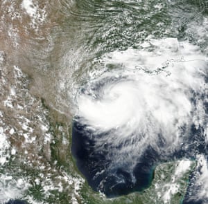 تظهر صورة قمر صناعي صدمة العاصفة الاستوائية حنا وهي تتحرك عبر خليج المكسيك وتقترب من تكساس في 24 يوليو.