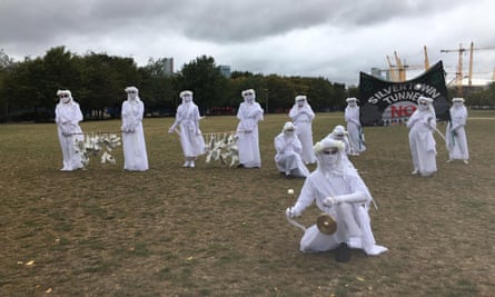 يرتدي نشطاء تمرد الانقراض ملابس بيضاء في احتجاج ثانوي في شبه جزيرة غرينتش.
