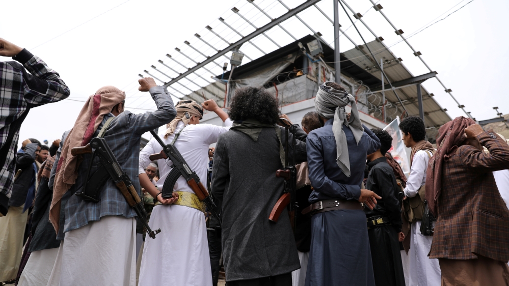تجمع الحوثيون المسلحون خارج مكاتب الأمم المتحدة للتنديد بحصار التحالف الذي تقوده السعودية في صنعاء