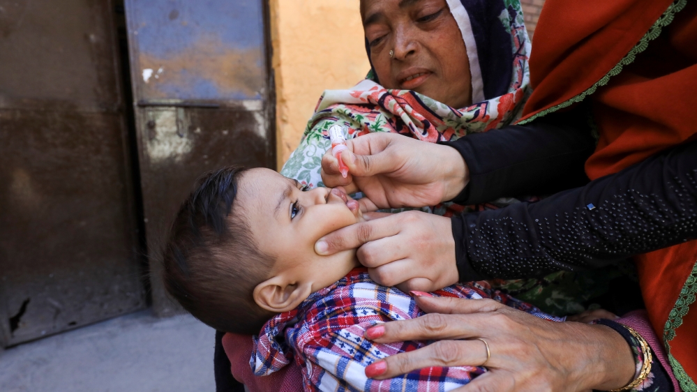 طفل يتلقى قطرات لقاح شلل الأطفال خلال حملة لمكافحة شلل الأطفال في بيشاور