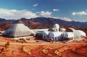Ziggurat ... مجمع المحيط الحيوي 2 المستقبلي في صحراء أريزونا.