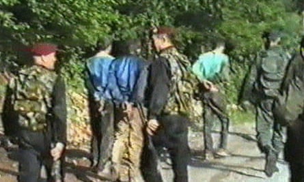 تطرد الجماعات شبه العسكرية الصربية السجناء المدنيين المسلمين البوسنيين الذين تم نقلهم من سريبرينيتشا.