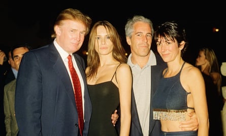 دونالد وميلانيا ترامب ، ثم Knauss ، مع Epstein و Maxwell في Mar-a-Lago في عام 2000.