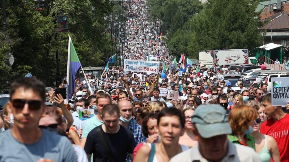 أناس يشاركون في مسيرة لدعم الحاكم الموقوف سيرغي فورغال في خاباروفسك